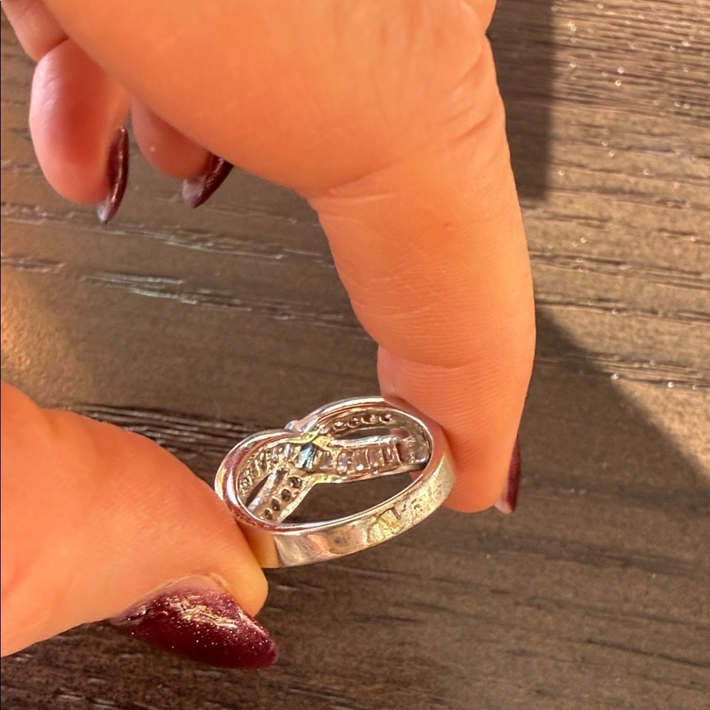 Elegant Silver Ring with Blue Gemstone - Picture 2 of 4